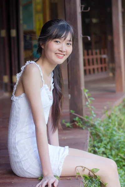 Azjatyckie Tajskie Dziewczyna Biały Strój Piękny Dziewczyna Uśmiech Relaks — Zdjęcie stockowe