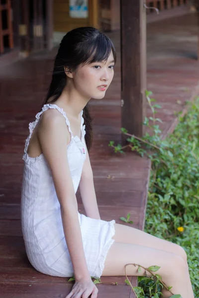 Ásia Tailandês Menina Branco Vestido Bonito Menina Sorriso Relaxar — Fotografia de Stock