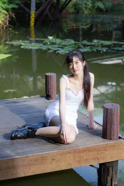 Ázsiai Thai Lány Fehér Ruha Gyönyörű Lány Mosoly Pihenés — Stock Fotó