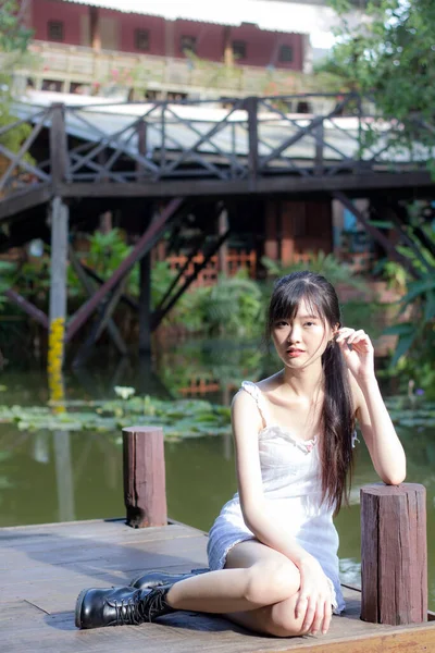 アジアタイの女の子白いドレス美しい女の子の笑顔とリラックス — ストック写真