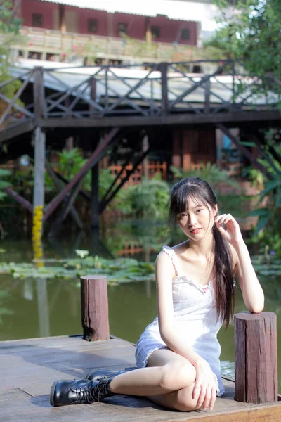 Ásia Tailandês Menina Branco Vestido Bonito Menina Sorriso Relaxar — Fotografia de Stock