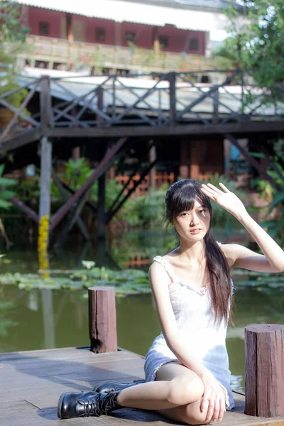 Asia Ragazza Tailandese Vestito Bianco Bella Ragazza Sorriso Relax — Foto Stock