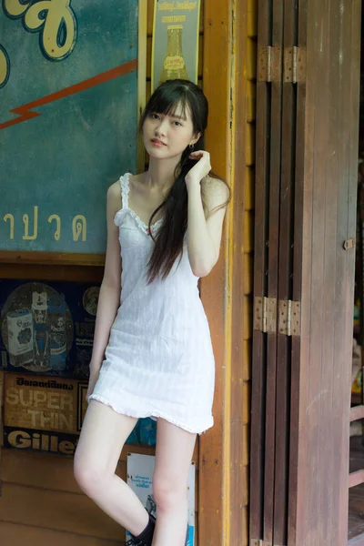 Asiatisch Thai Girl Weiß Kleid Schön Mädchen Smile Und Entspannen — Stockfoto