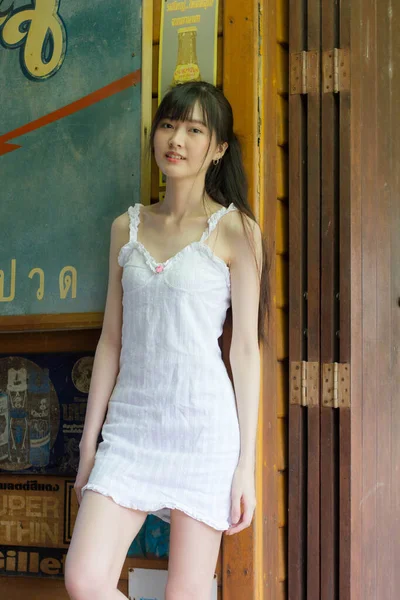 Asiatisch Thai Girl Weiß Kleid Schön Mädchen Smile Und Entspannen — Stockfoto