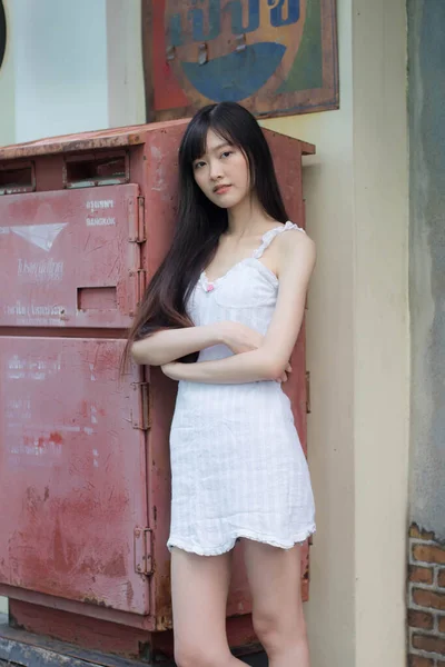 Asiatisch Thai Girl Weiß Kleid Schön Mädchen Smile Und Entspannen — Stockfoto