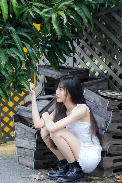 Asiatisch Thai Girl Weiß Kleid Schön Mädchen Smile Und Entspannen — Stockfoto