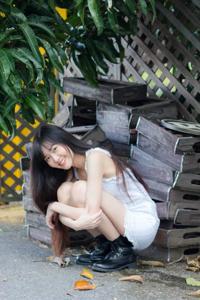 亚洲女孩白衣美女笑着放轻松 — 图库照片