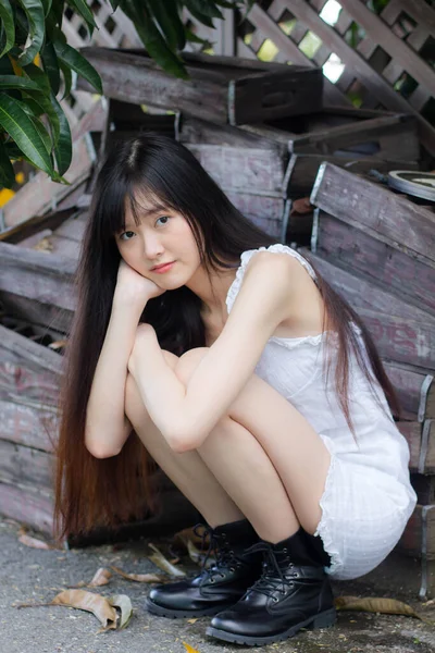 Asiático Tailandés Chica Blanco Vestido Hermosa Chica Sonrisa Relajarse —  Fotos de Stock