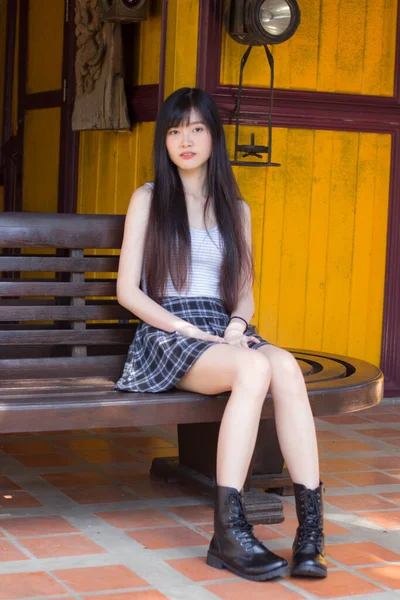 Retrato Japão Adulto Linda Menina Camisa Branca Saia Xadrez Relaxar — Fotografia de Stock