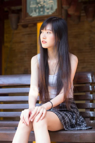 Portret Van Japan Volwassen Mooi Meisje Wit Shirt Geruite Rok — Stockfoto