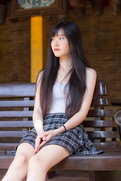 Retrato Japão Adulto Linda Menina Camisa Branca Saia Xadrez Relaxar — Fotografia de Stock