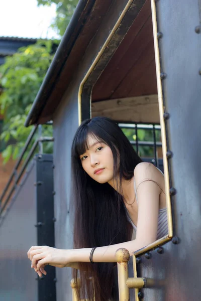 Portret Van Japan Volwassen Mooi Meisje Wit Shirt Geruite Rok — Stockfoto