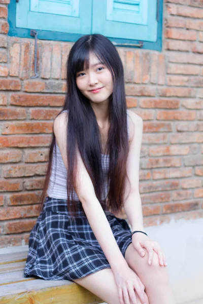 Japon Yetişkin Portresi Güzel Kız Beyaz Gömlek Ekose Etek Rahatlama — Stok fotoğraf