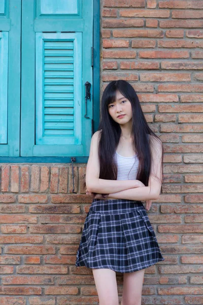 Retrato Japón Adulto Hermosa Niña Camisa Blanca Falda Cuadros Relajarse —  Fotos de Stock