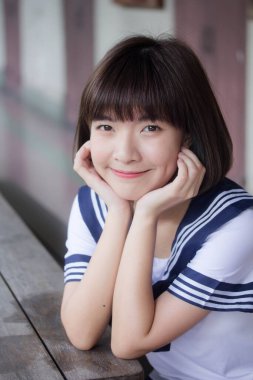 Japon genç güzel kız öğrenci gülümsemesi içinde ve rahatla.