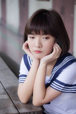 Japon genç güzel kız öğrenci gülümsemesi içinde ve rahatla.