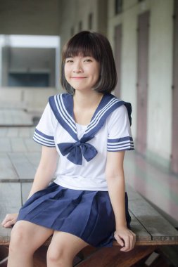 Japon genç güzel kız öğrenci gülümsemesi içinde ve rahatla.