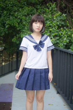 Japon genç güzel kız öğrenci gülümsemesi içinde ve rahatla.