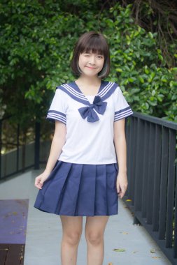 Japon genç güzel kız öğrenci gülümsemesi içinde ve rahatla.