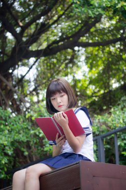 Japon genç güzel kız öğrenci gülümsemesi içinde ve rahatla.