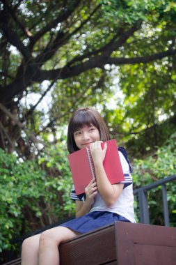 Japon genç güzel kız öğrenci gülümsemesi içinde ve rahatla.