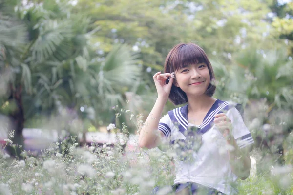 日本十多岁的漂亮女孩在学生们的微笑和放松 — 图库照片