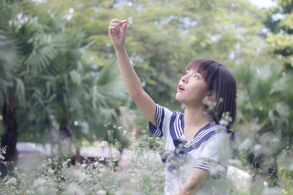 Japon Genç Güzel Kız Öğrenci Gülümsemesi Içinde Rahatla — Stok fotoğraf