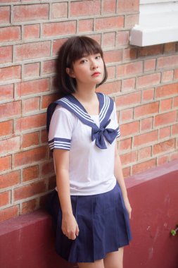 Japon genç güzel kız öğrenci gülümsemesi içinde ve rahatla.