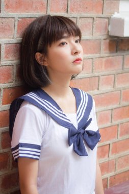 Japon genç güzel kız öğrenci gülümsemesi içinde ve rahatla.