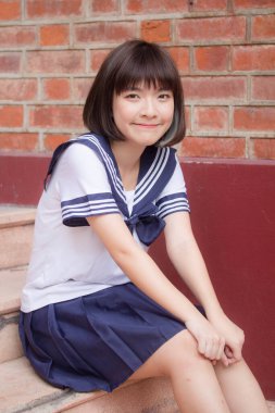 Japon genç güzel kız öğrenci gülümsemesi içinde ve rahatla.