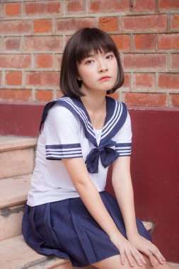 Japon genç güzel kız öğrenci gülümsemesi içinde ve rahatla.