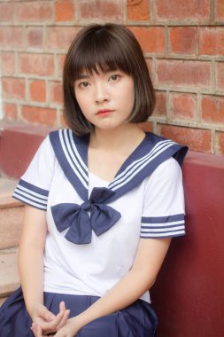 Japon genç güzel kız öğrenci gülümsemesi içinde ve rahatla.