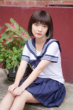 Japon genç güzel kız öğrenci gülümsemesi içinde ve rahatla.