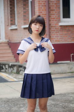 Japon genç güzel kız öğrenci gülümsemesi içinde ve rahatla.