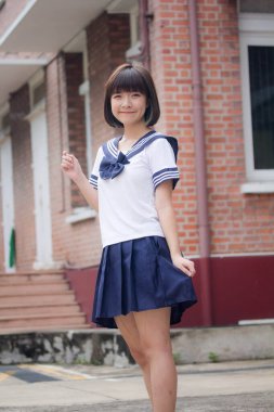 Japon genç güzel kız öğrenci gülümsemesi içinde ve rahatla.