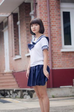 Japon genç güzel kız öğrenci gülümsemesi içinde ve rahatla.