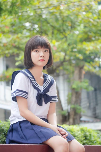 日本人ティーン美しいです女の子で学生の笑顔とリラックス — ストック写真