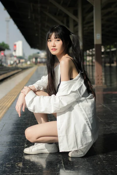 泰国人的画像日本成年人漂亮女孩白衬衫蓝牛仔裤放松时间 火车站时尚 — 图库照片