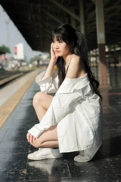Potret Thai Jepang Dewasa Gadis Cantik Kemeja Putih Celana Jeans — Stok Foto
