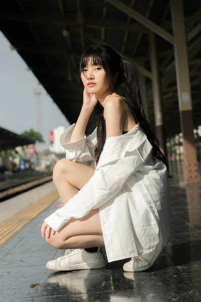 Portré Thai Japán Felnőtt Gyönyörű Lány Fehér Ing Kék Farmer — Stock Fotó
