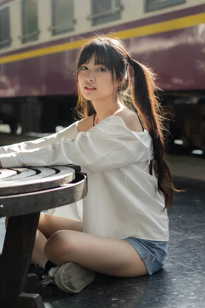 タイの肖像日本の大人の美しい女の子の白いシャツ青いジーンズは時間をリラックスし 駅のファッション — ストック写真