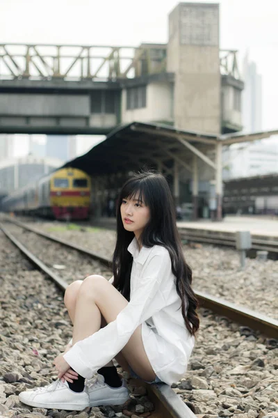 タイの肖像日本の大人の美しい女の子の白いシャツ青いジーンズは時間をリラックスし 駅のファッション — ストック写真