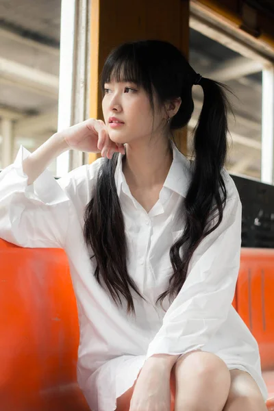 타이야 성인의 아름다운 소녀의 청바지는 기차역 — 스톡 사진