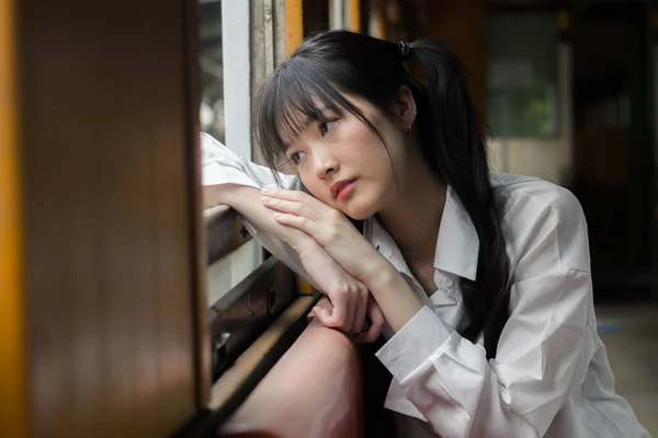 泰国人的画像日本成年人漂亮女孩白衬衫蓝牛仔裤放松时间 火车站时尚 — 图库照片