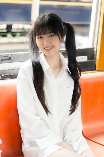 Πορτρέτο Του Thai Japan Ενηλίκων Όμορφο Κορίτσι Λευκό Πουκάμισο Μπλε — Φωτογραφία Αρχείου