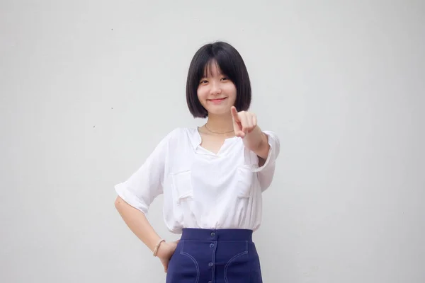 Asia Thai Teen White Tişörtü Güzel Kız Işaret Ediyor — Stok fotoğraf