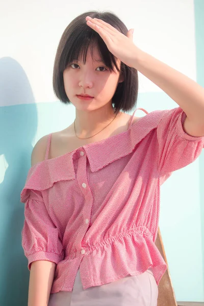 アジアタイティーンピンクTシャツ美しいです女の子 — ストック写真