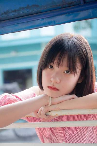 アジアタイティーンピンクTシャツ美しいです女の子 — ストック写真