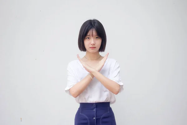 아시아인 대들의 티셔츠를 아름다운 소녀가 멈추다 — 스톡 사진
