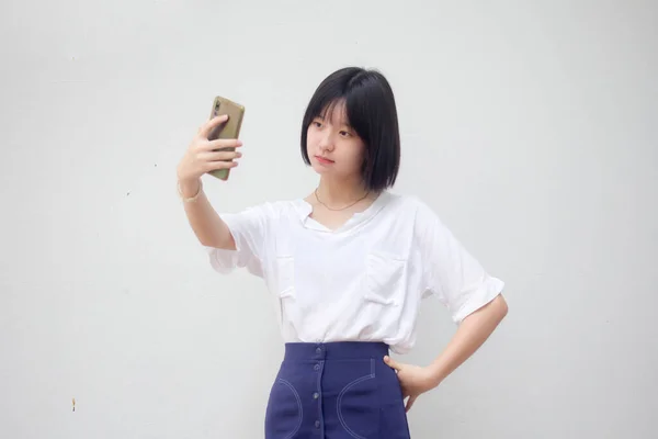 Ásia Tailandês Adolescente Branco Shirt Bela Menina Usando Seu Telefone — Fotografia de Stock